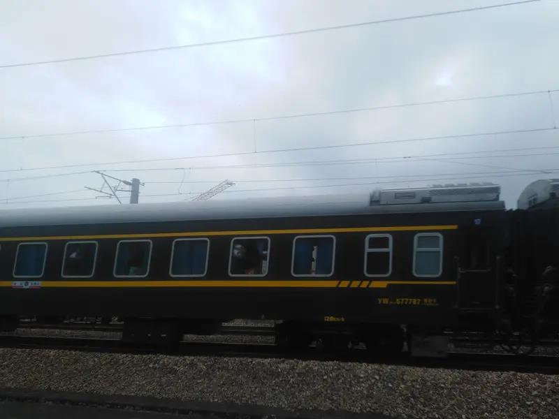 标题：吓出冷汗！男子火车上打盹仅5分钟，49000元现金不翼而飞，看完再也不敢大