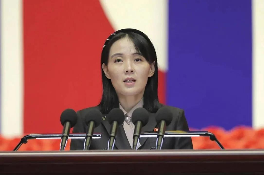 朝劳动党中央委员会副部长金与正表示，朝方有意将不愿改善对韩关系写入国家宪法。金与