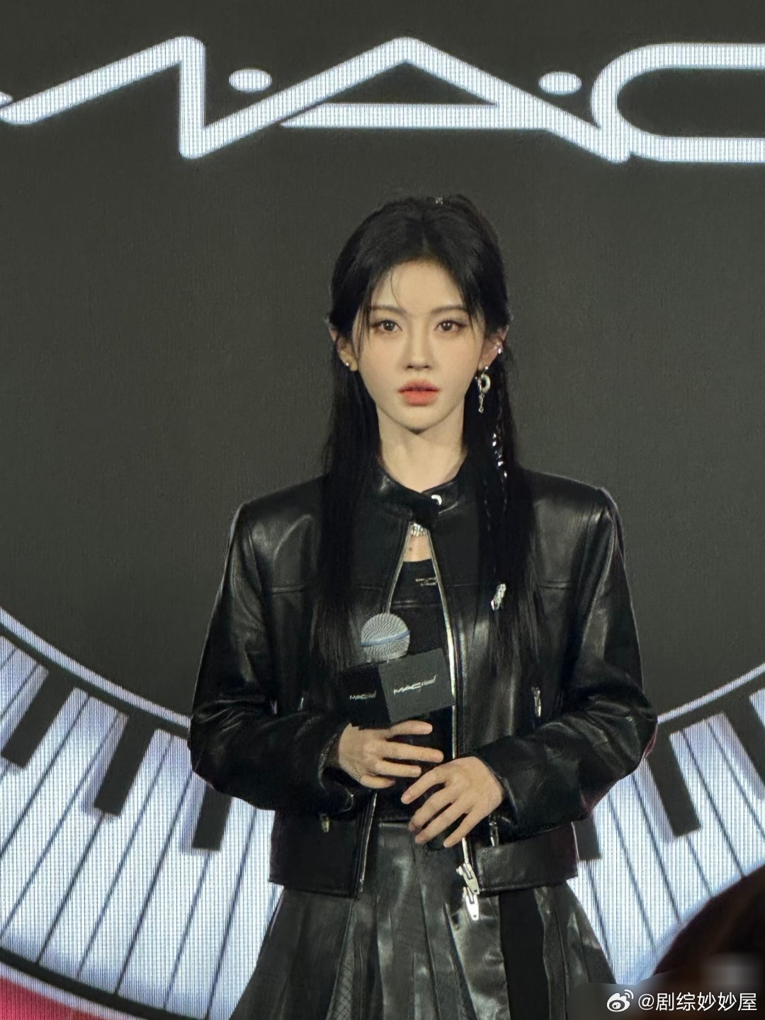 这个鞠婧祎美的无法无天了，黑色皮衣套装好酷呀​​​