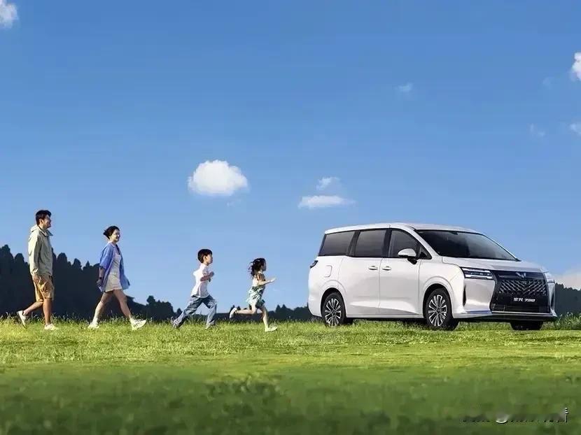 五菱疯了吧！7.68万的星光730，把30万MPV配置都塞进来了！我纠结半年家用