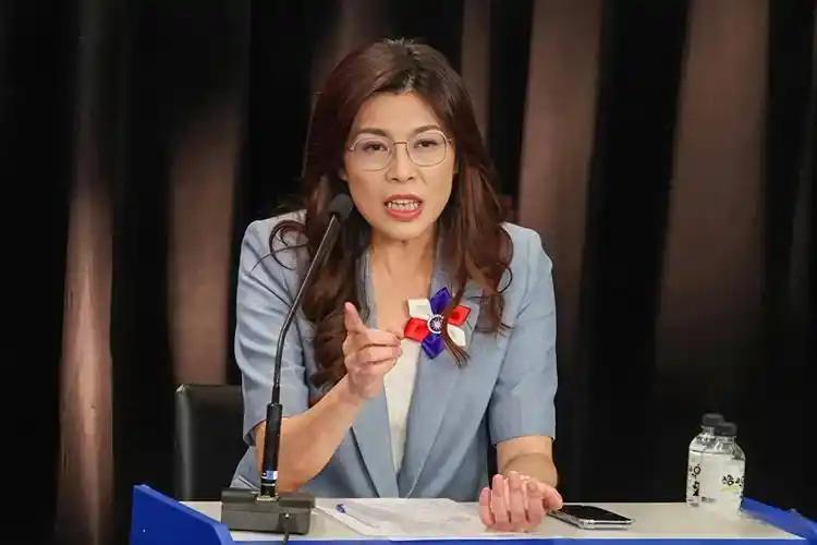 彻底炸了！郑丽文当场怒怼民进党当局：所谓的保台，说白了就是卖台！4月29号那