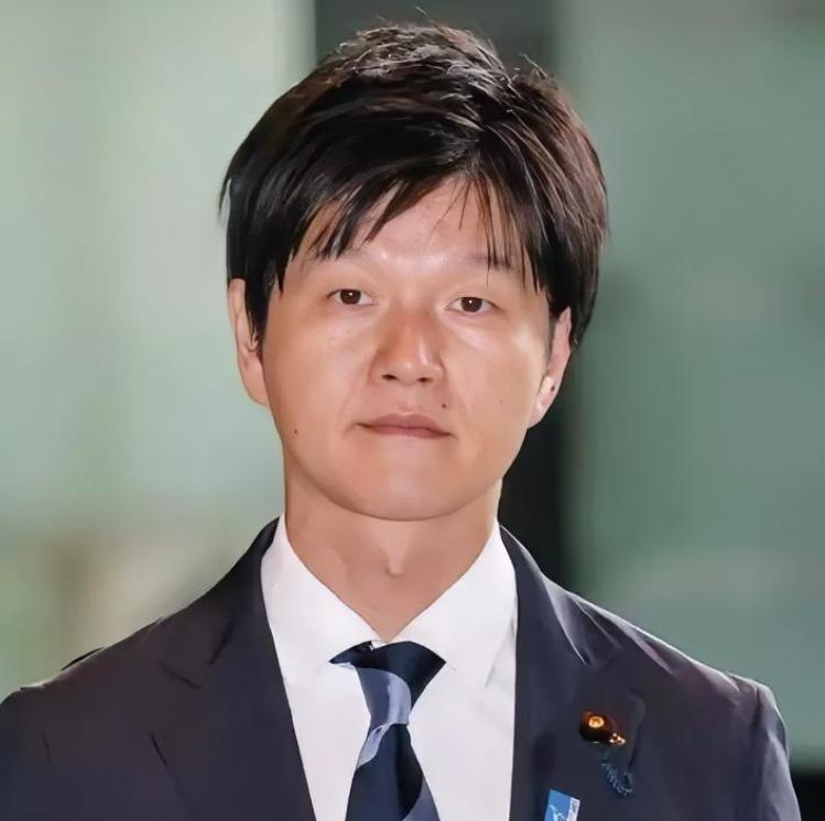 这回，强烈支持日本农林水产大臣铃木宪和！近日，那名年仅43岁、而被64岁的高市