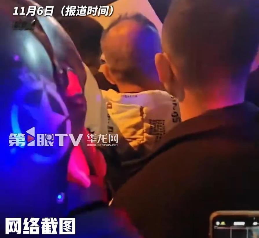 山西有女生在外逛街。女生的手机当时放置在自己的口袋里，突然有人从女生身边一擦