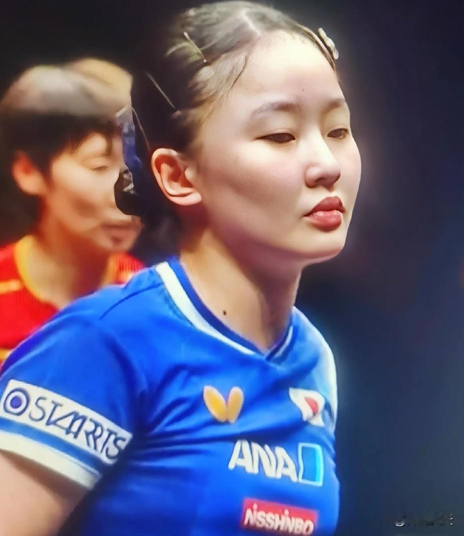 张本美和真的还是个孩子，刚刚和王曼昱的第一局，张本智和好不容易追到5平后，连续失