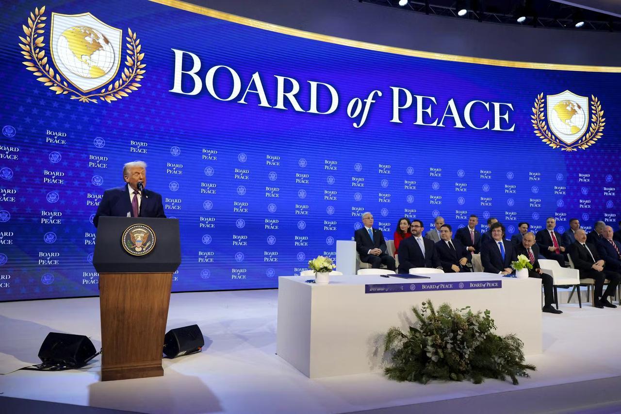 左边是川普在进行讲话，右边坐着的一群人是今天签字加入“和平委员会”的成员国领导，