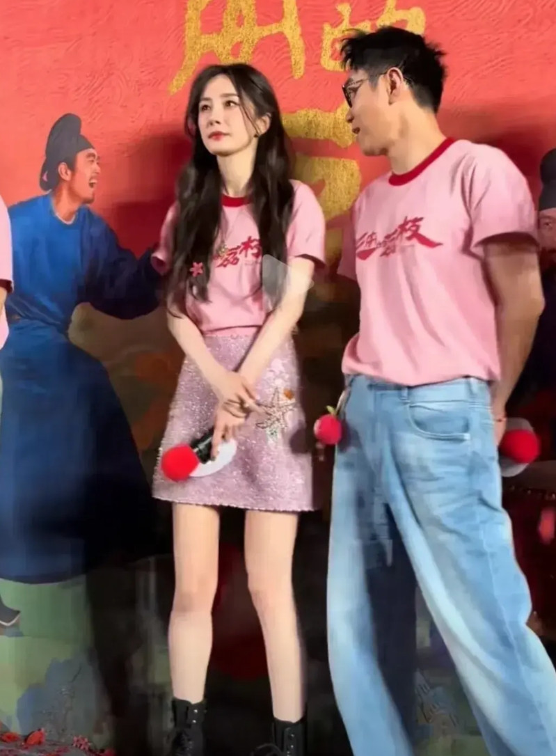 大鹏路演现场这是在干嘛，清醒一点啊。作为票房三亿的导演，他在《长安的荔枝》活