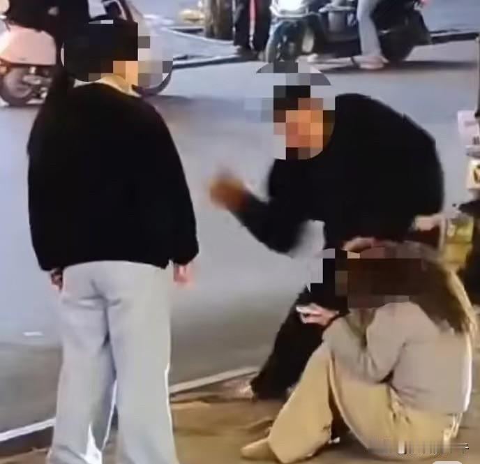 打人者之所以这么嚣张，有三点很重要….一是老妈，本来电车碰撞，发生口角，也