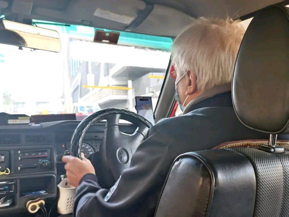 香港的士司机的养老现状太让人唏嘘了。全港约4.6万名活跃的士司机，平均年龄达58
