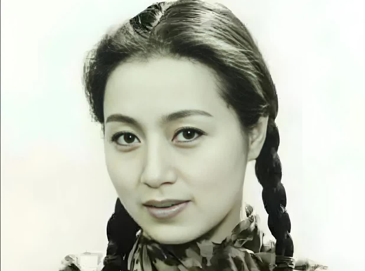 马兰，作家余秋雨先生的太太，黄梅戏表演艺术家。80年代初这时髦的打扮，接近170