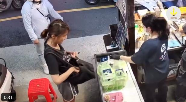 买一份章鱼烧，特意跟店员说不用塑料袋。结果转头就拎走别人三份的打包餐袋，这一