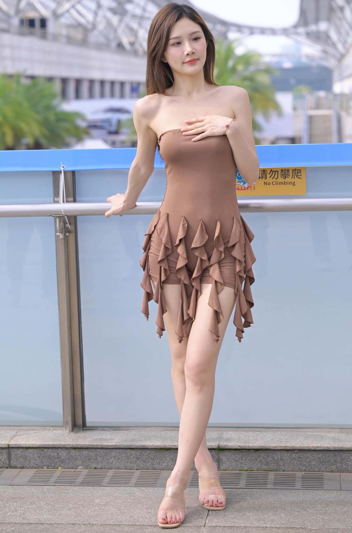 缎面棕抹胸裙自带高级感，贴身版型把身材曲线衬得淋漓尽致，裙摆的褶皱还藏着小性感。