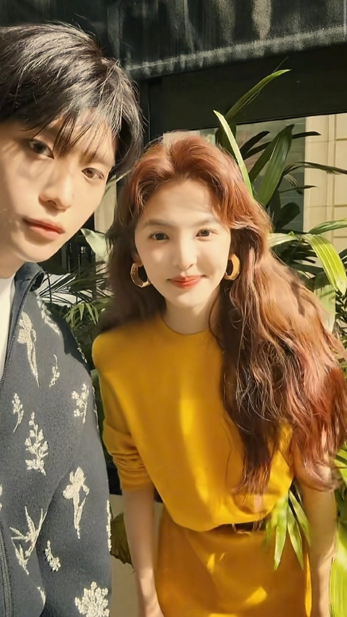 范丞丞和章若楠两人眼睛里没有任何感情的暧昧，只有对自己颜值的欣赏