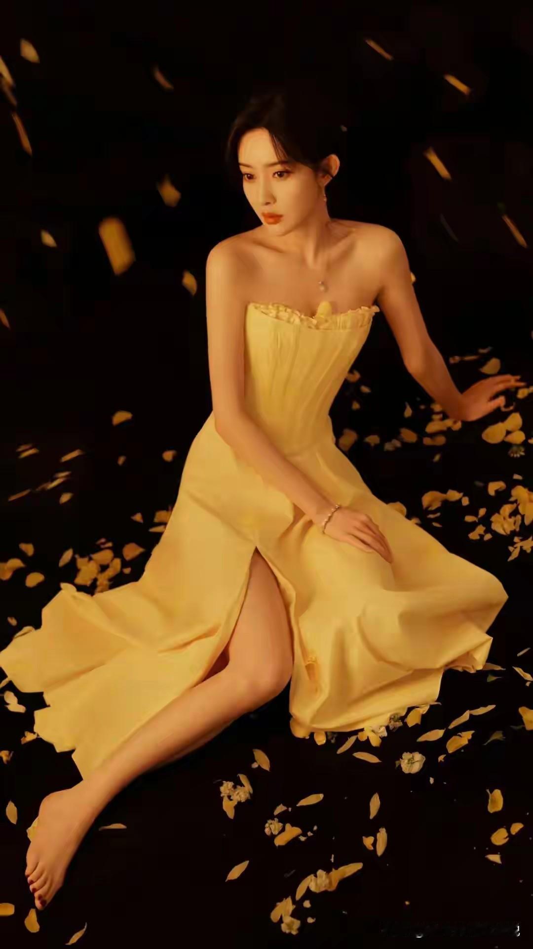 孟子义的精致感藏不住：裙装搭配光脚丫妆造，每一帧都是美图