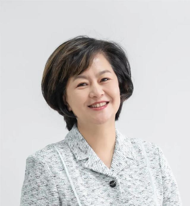 1999年，鞠萍向丈夫提出了离婚，丈夫却提出孩子和钱只能带走一样。鞠萍一听就知道