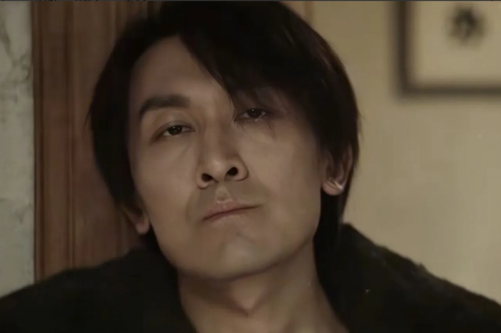 《以法之名》矿难最终致两名工人遇难，陈胜龙找到了万宏，他答应帮他们付赔偿金，还帮