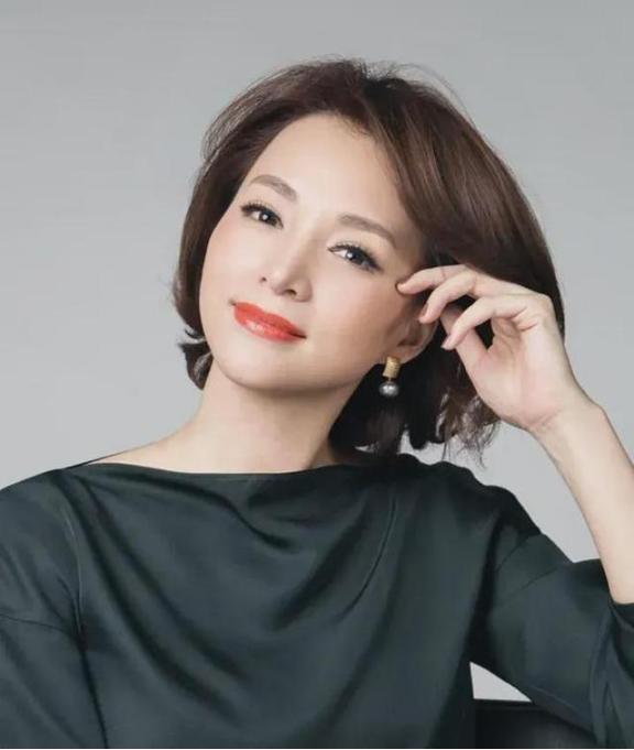 2013年，40岁的董卿执意嫁给35岁的百亿富豪密春雷，董妈妈苦苦劝阻：“闺女啊