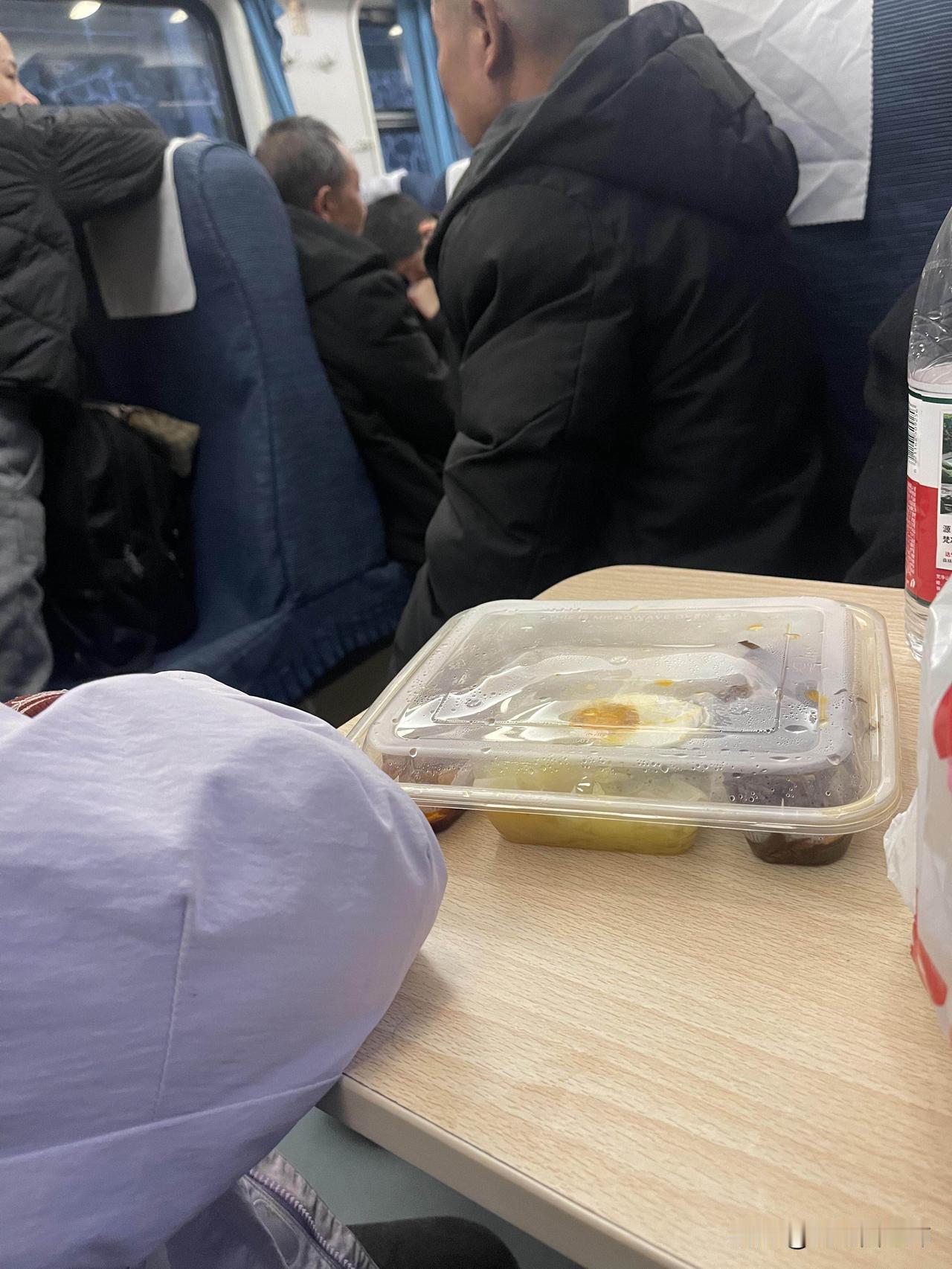 火车上的对话，激发了我的童年创伤本以为就是普通的出门赶路，可这一路，我看得鼻子