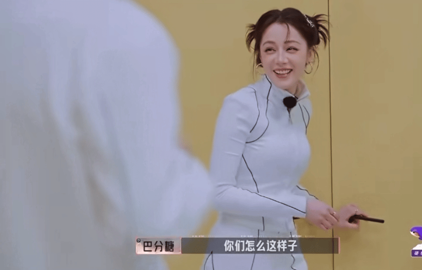 开推团举杯盯迪丽热巴迪丽热巴被逗笑迪丽热巴被逗笑，是开推团举杯盯迪丽热巴，一