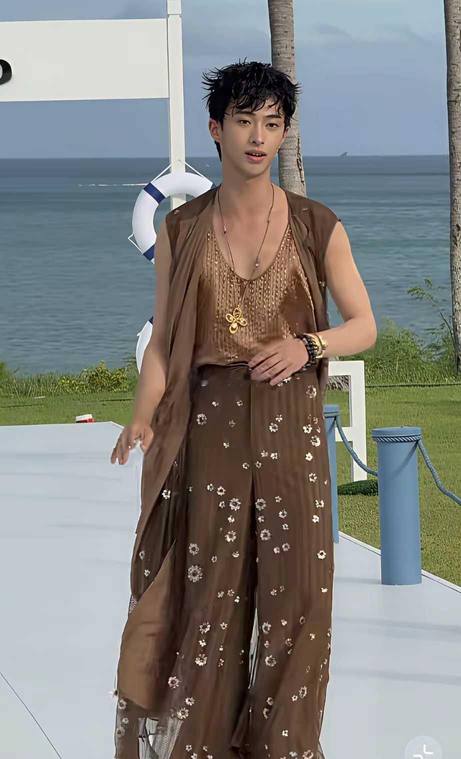 据说，他是星二代中最特别的！