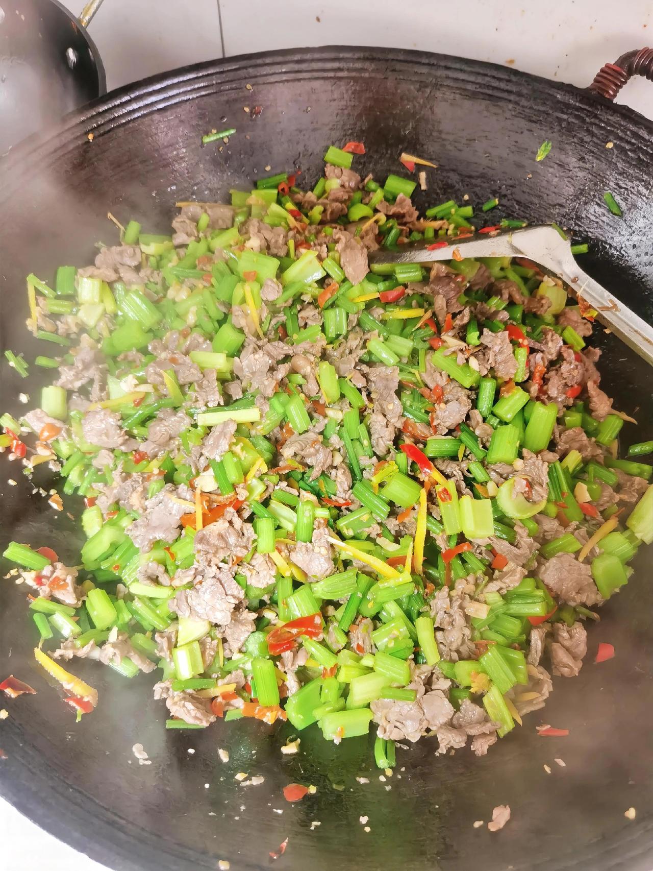 今日食堂菜谱：芹菜炒牛肉红萝卜炒肉炒大白菜。自从迫于无奈，从一个公司高管