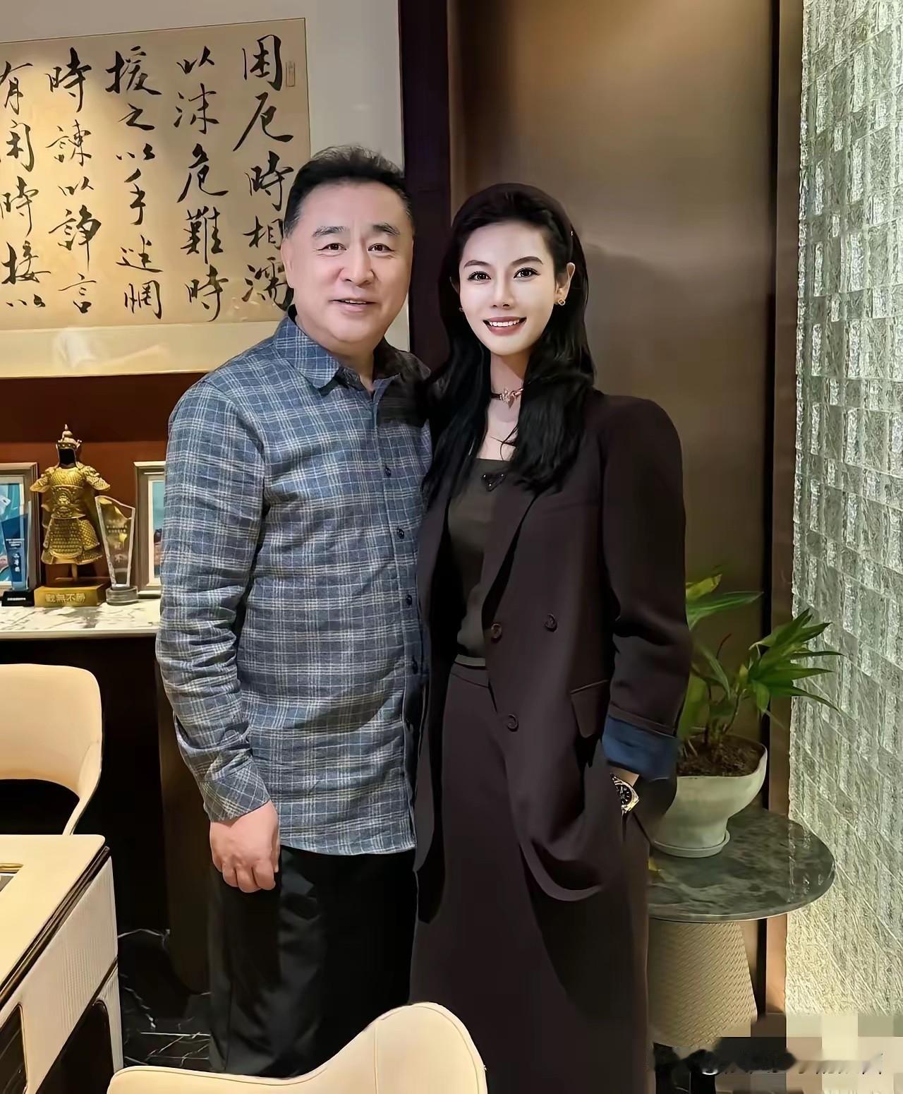 退休之后的央视主持人看起来好有气质，比在荧幕上看见的还要有魅力，不愧是央视选出来