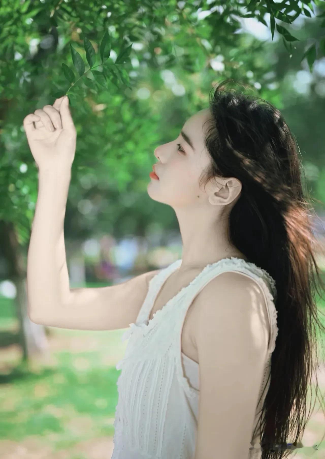 清新自然女孩的日常清晨，一杯茶，一本书，阳光洒在裙摆上，无需浓