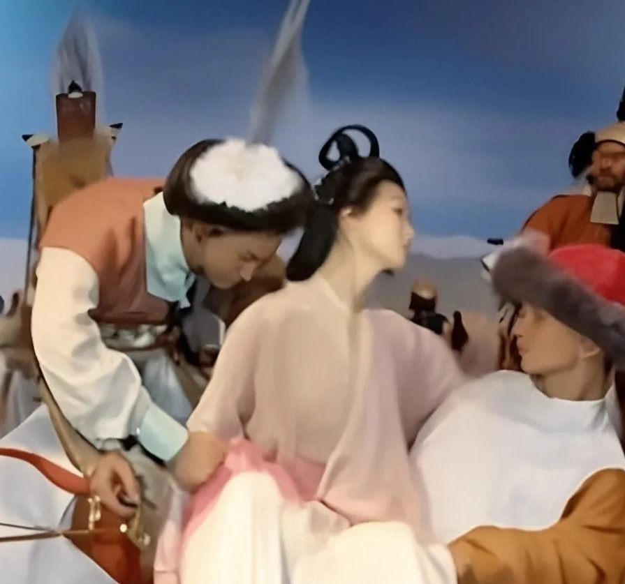 1127年，朱皇后靖康之变后不幸被俘，行驶途中她本想在野地解手，不料后面跟着个金