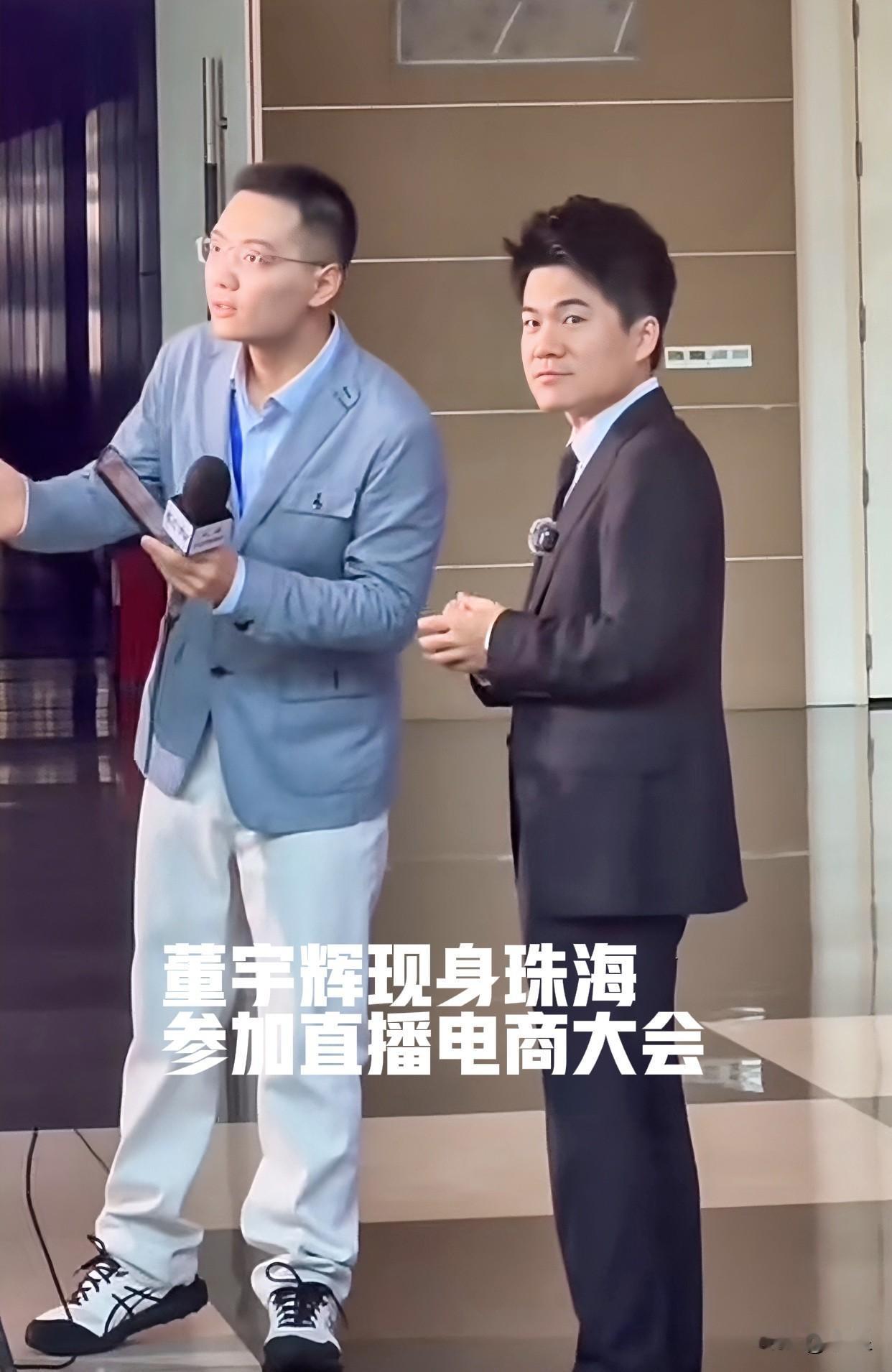 今天与辉同行可太热闹了一队人马跟着董宇辉现身珠海一队人马到达广州家博会现场