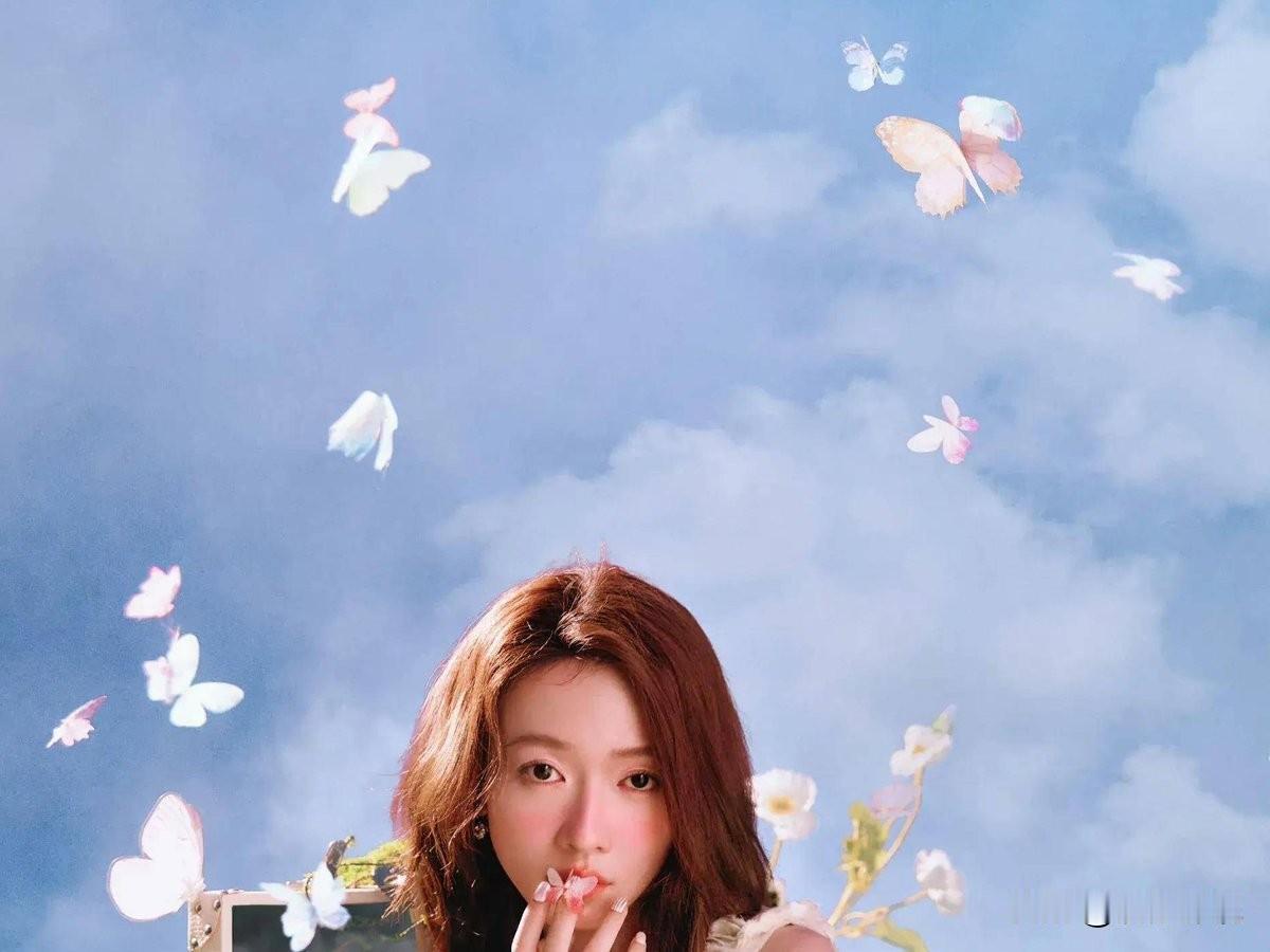 白鹿把团队整个换了一遍，新经纪人是带过童瑶的郁红，宣传是从热巴那边挖过来的。