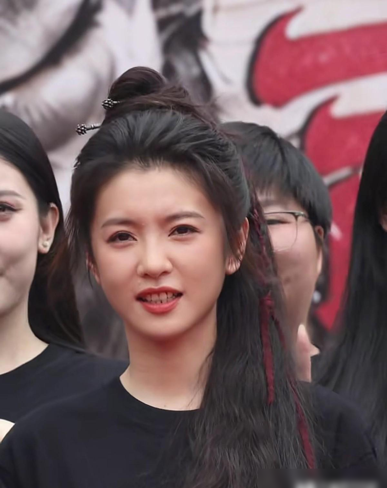 越剧名角进组拍戏，全网不聊演技只盯门牙？李云霄这次在横店拍新剧《河东小镖师》，搭档郑业成，演落魄镖局
