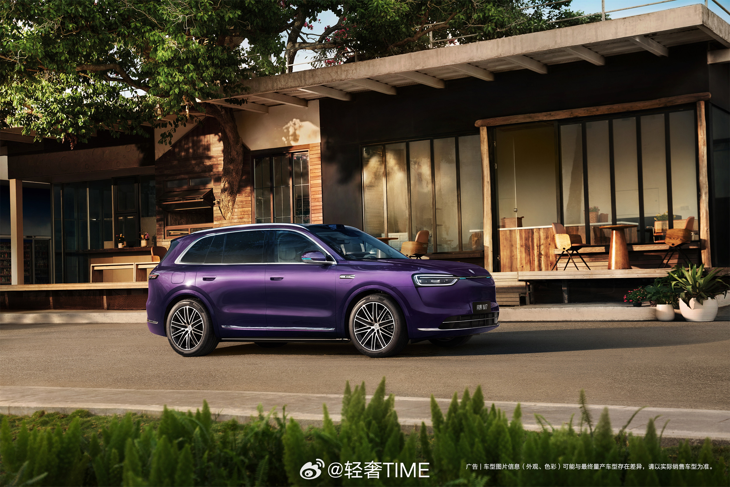 全新问界M7近日发布夜紫车色，灵感源自银河星系，呈现星空般的细腻质感。新车还可选