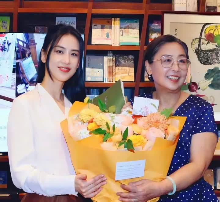 黄圣依妈妈没说的那么不堪为什么因为她反对女儿跟杨子结婚，但是还是帮黄圣依