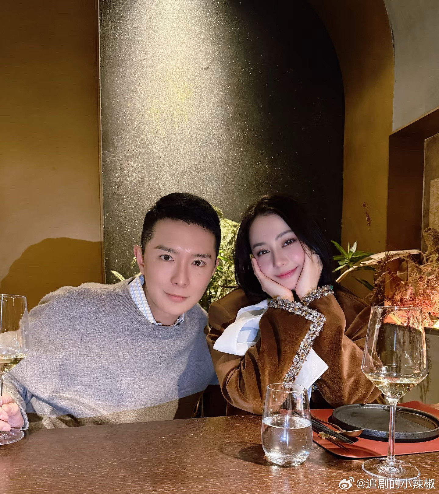 迪丽热巴最新照片，笑脸盈盈状态挺惬意的