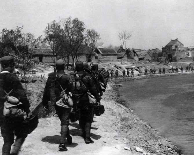 1939年，一地主将300名八路军接到家中休养，谁料八路军还没待一会，1200名