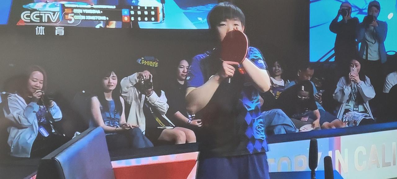 恭喜莎莎4:0横扫队友同同，轻松晋级四强！说实话，能想到莎莎会赢同同，但是没有