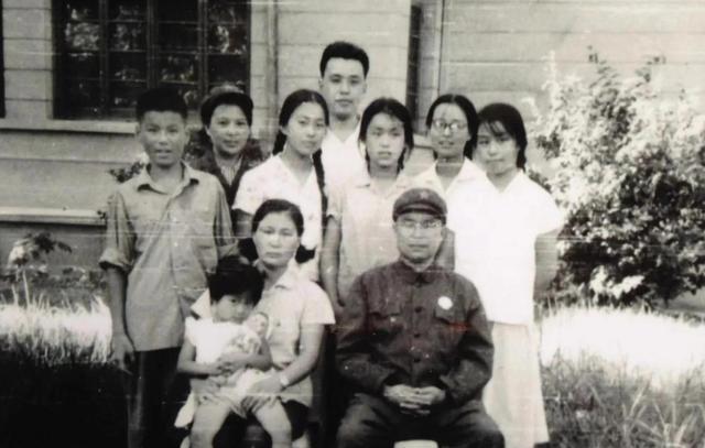 1964年，北京军区后勤部通知女勤务员黄振荣：“虽然他被撤职，但是为革命负过