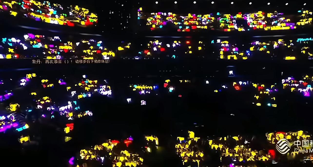 今年尖叫之夜成毅没来，现场都是檀健次的黄色灯牌，要是今年也来的话那太热闹了，不知