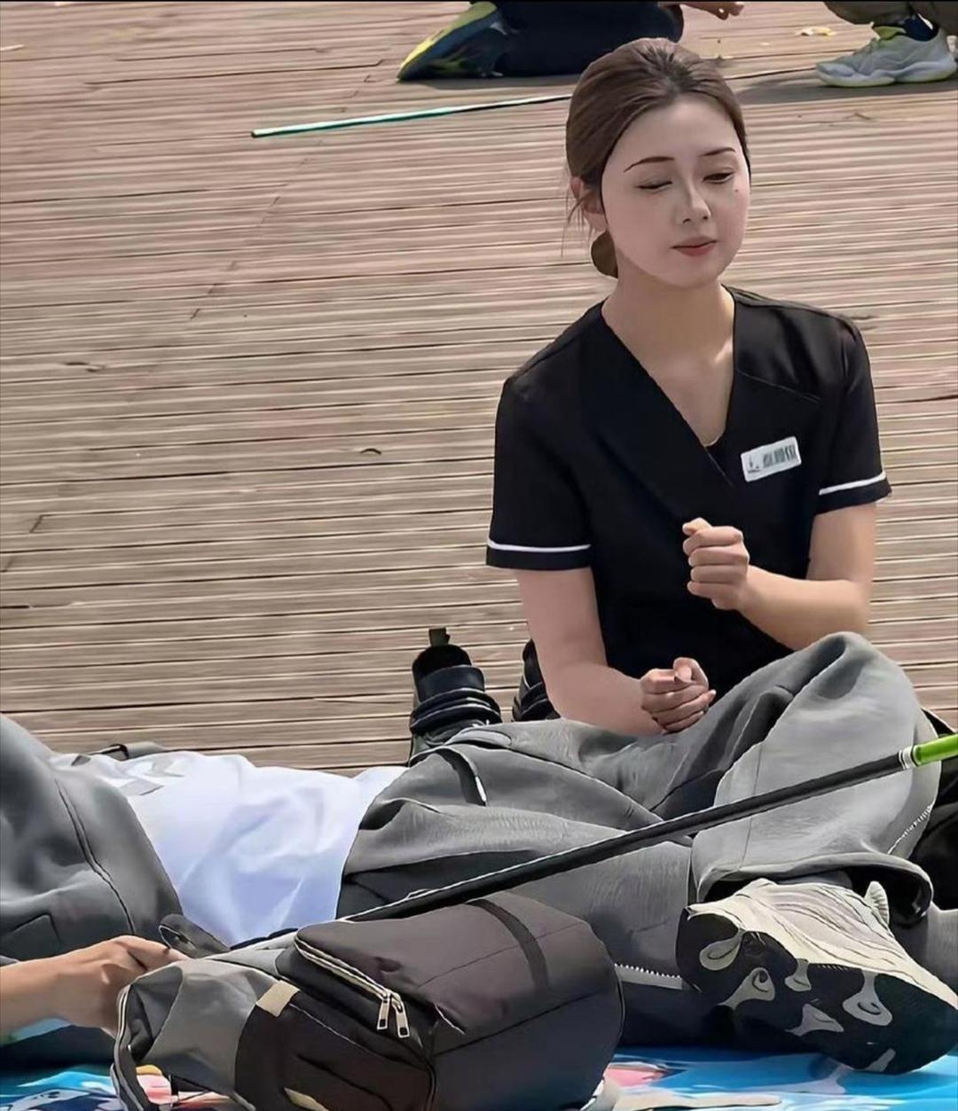 现在钓鱼都有这样的服务了，太好玩了吧，这钓鱼也太享受了吧，你要是你看第二张照片还