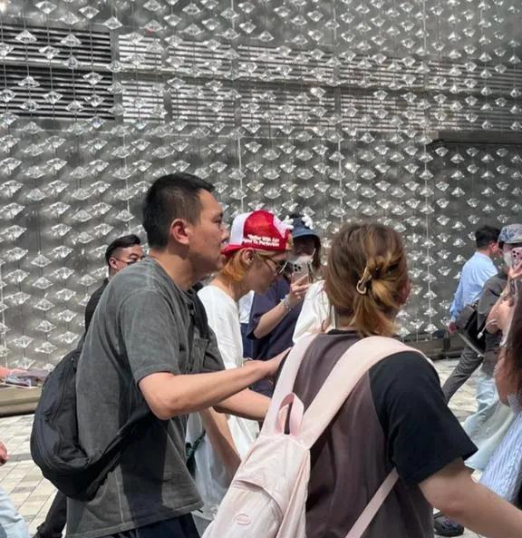 高铁站惊现鹿晗个性造型！美甲搭配五六个耳钉吸睛十足，朋克风穿搭大胆前卫，整体造型