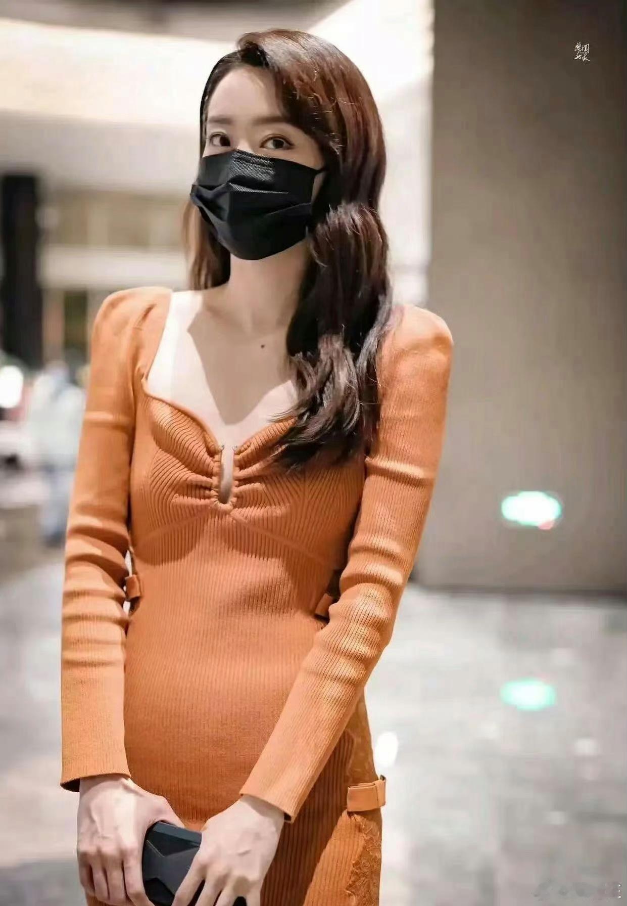 张小斐瘦得胸都没有了，居然还有小肚子，可见减肥真的太难了！