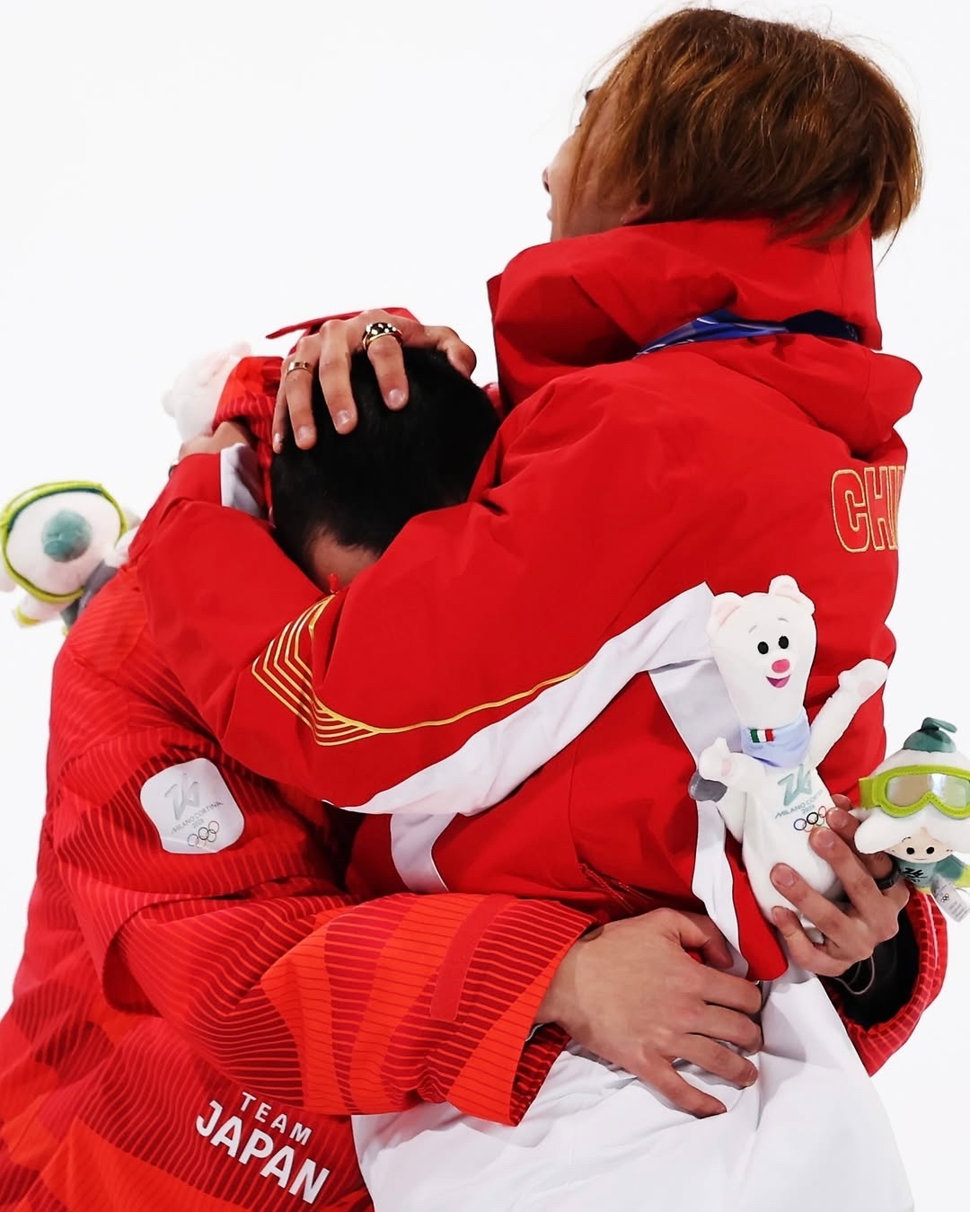 苏翊鸣大跳台铜牌苏翊鸣单板大跳台摘铜，为中国代表团拿下本届首枚奖牌。决赛三跳：第