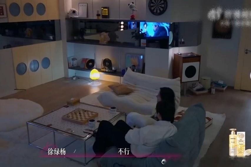 周佑凌柳柳毛毯下牵手柳周偷偷谈上了半熟恋人节目组也没想到吧，还没到爆灯环节呢这