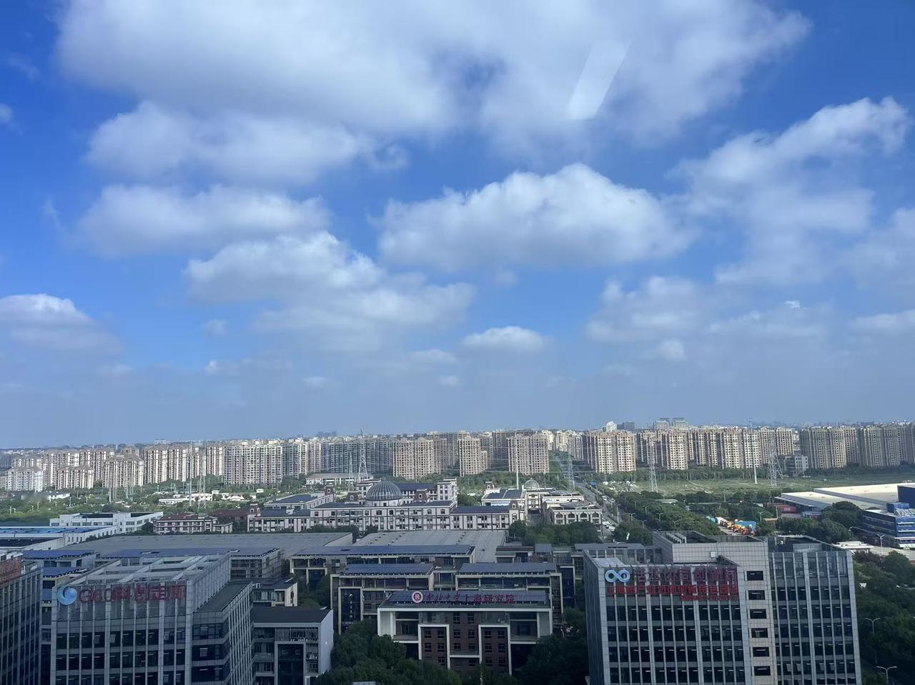 白露节气已过，上海的天气还保持着30度以上的高温，太阳还是那么明亮刺眼。原本在国