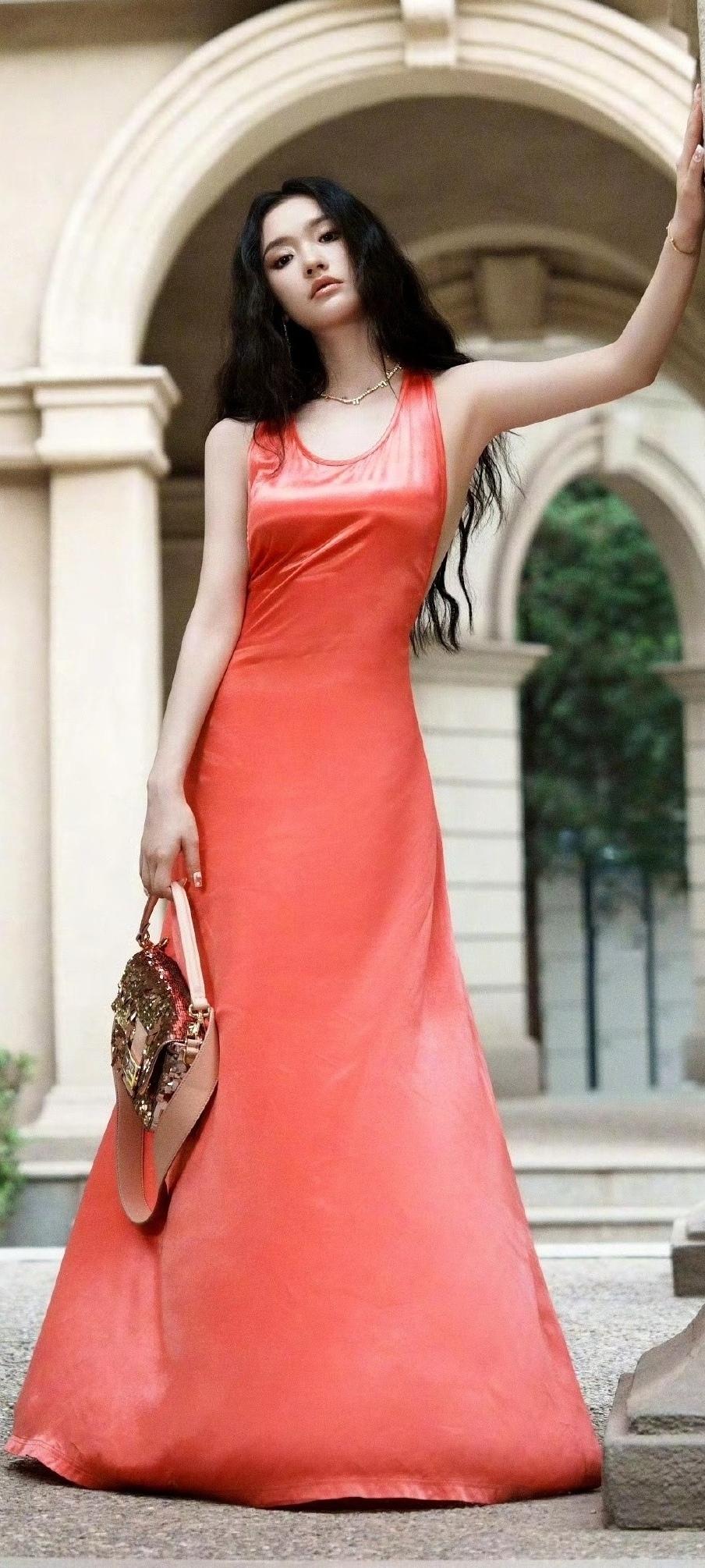 家人们谁懂啊！林允这组红裙写真是不是美出了新高度？😻橘红色缎面裙+慵懒卷发