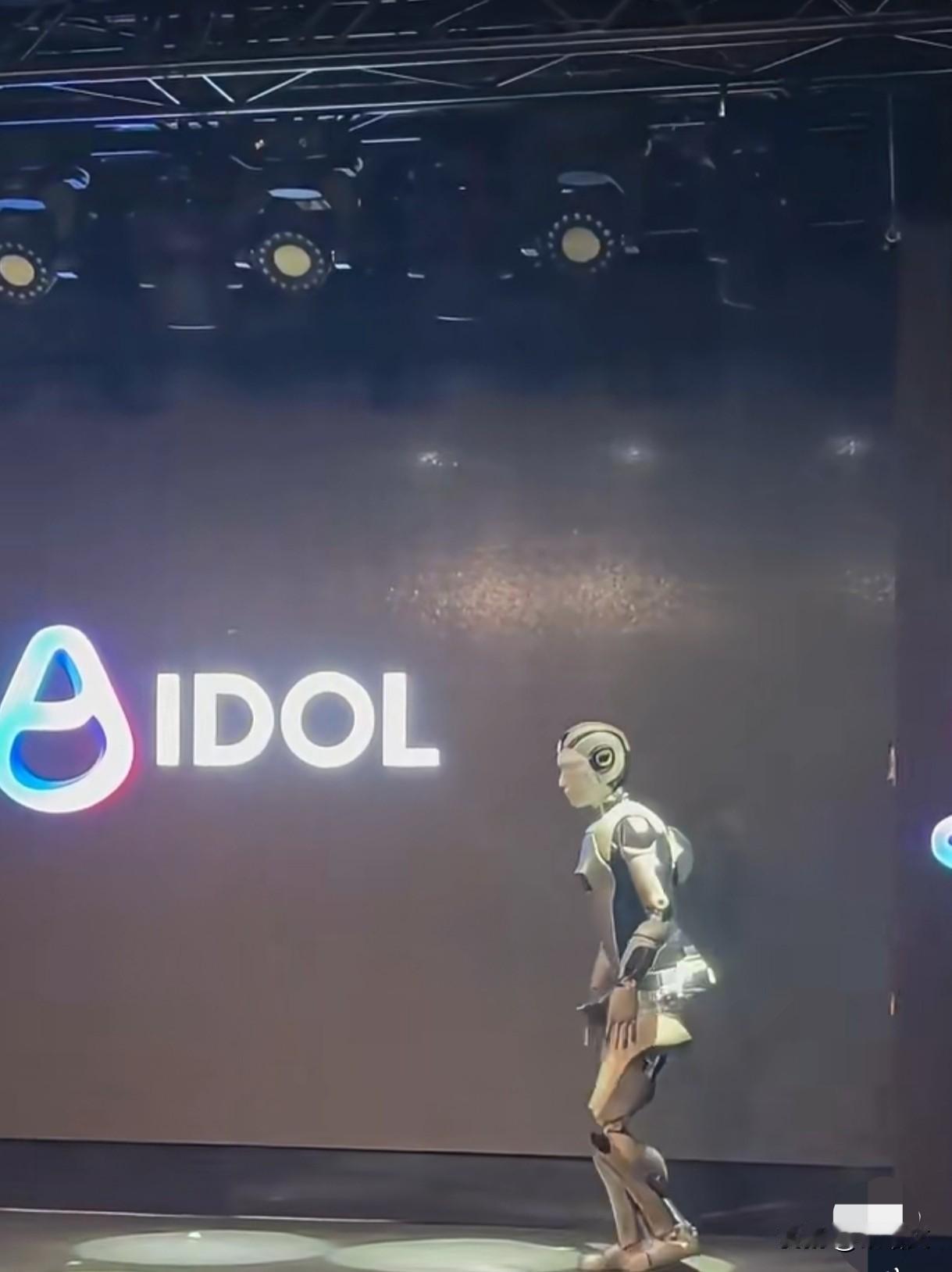 俄罗斯首款人形机器人首秀就摔了！挥个手就侧翻，77%国产化是噱头？俄罗斯刚