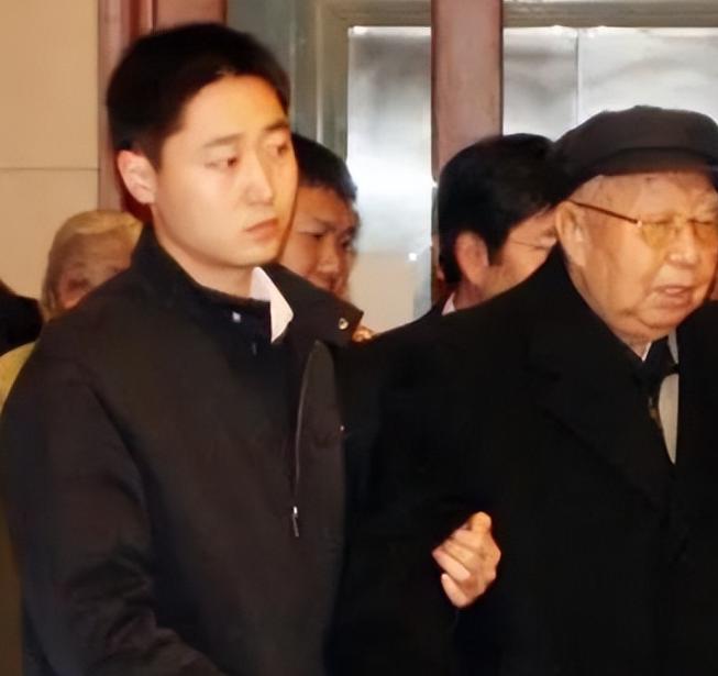 2007年，华国锋最后一次去毛主席纪念堂，临走时高喊一句话，在场的人听了无不感动