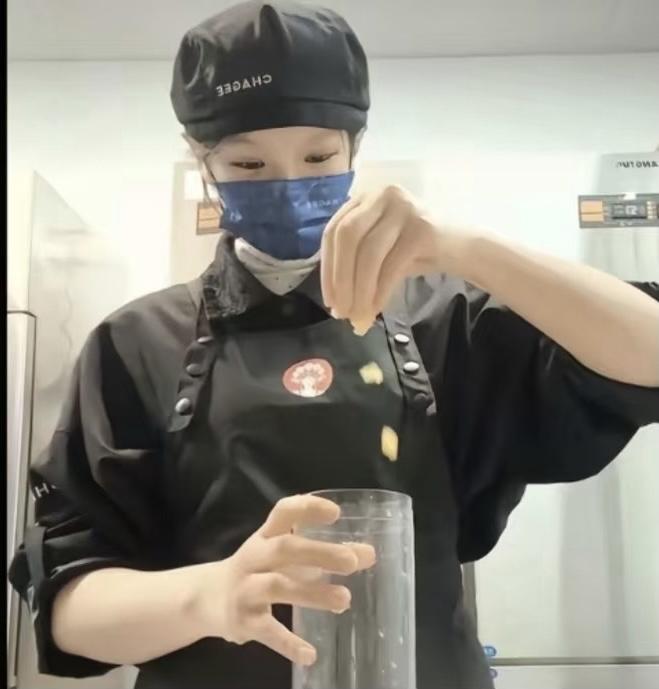 霸王茶姬又又又上热搜了，不是度蜜月的老板有啥事，也不是产品又有啥问题，而