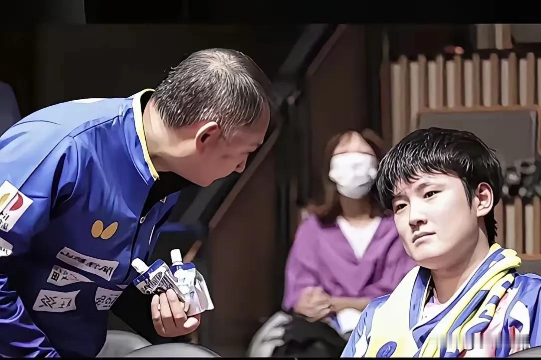 有个事我一直不敢说我发现张本智和有一个非常严重的问题，就是他和父亲在场边
