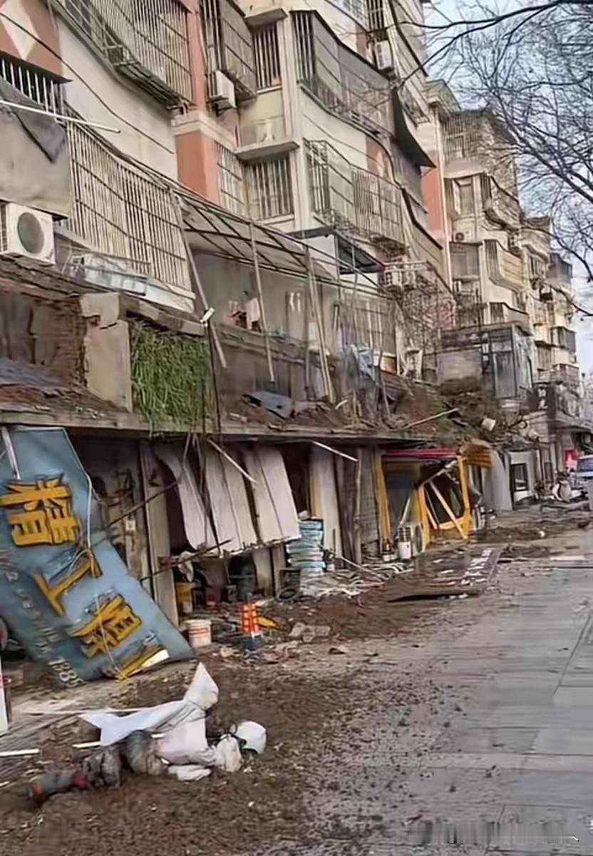 12月26日，安徽淮北的一个小区。由于2楼的业主在自己阳台上培土种菜，导致阳台坍