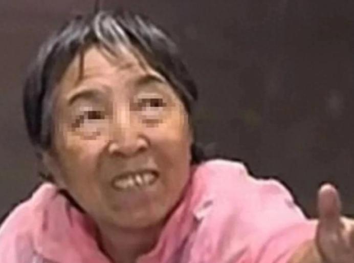 大妈电梯里滑倒求救，笑容异常诡异没人敢扶，网友扒出疑似老演员 两天前一段电